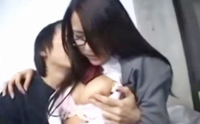 路線バスで読み捨てられたエロ本をパンツ濡らしながら覗き見する眼鏡娘