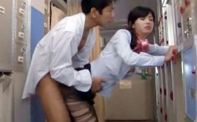 美人CAの卑猥な腰つき 欲情AIR LINE 麻生希