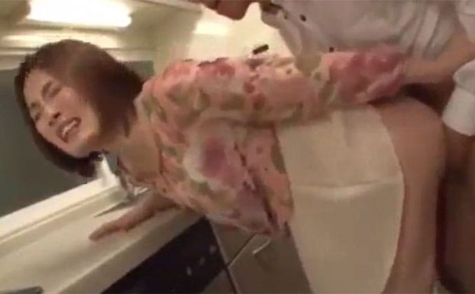 肉体関係を持つ義弟が所構わず夫がいても体を求め声を耐えつつ肉棒で貫かれる背徳の快楽に溺れる人妻