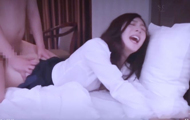 出張相部屋になった女上司が童貞巨根の絶倫の部下に急襲され想定外の激しいグラインドに成すすべもなく繰り返し逝き果てる