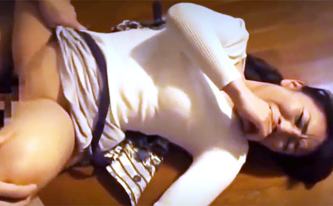 【五十路】レイプ犯となった性依存症の息子に力ずくで犯される中、指を噛み締め快楽に耐える熟女の悲哀